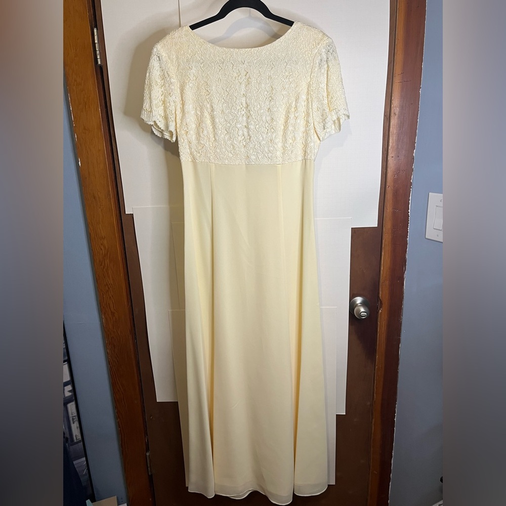 Lanz of Salzburg (VTG 6, Fits 2/4) Pale Yellow/Cream Lace Top Maxi Dress